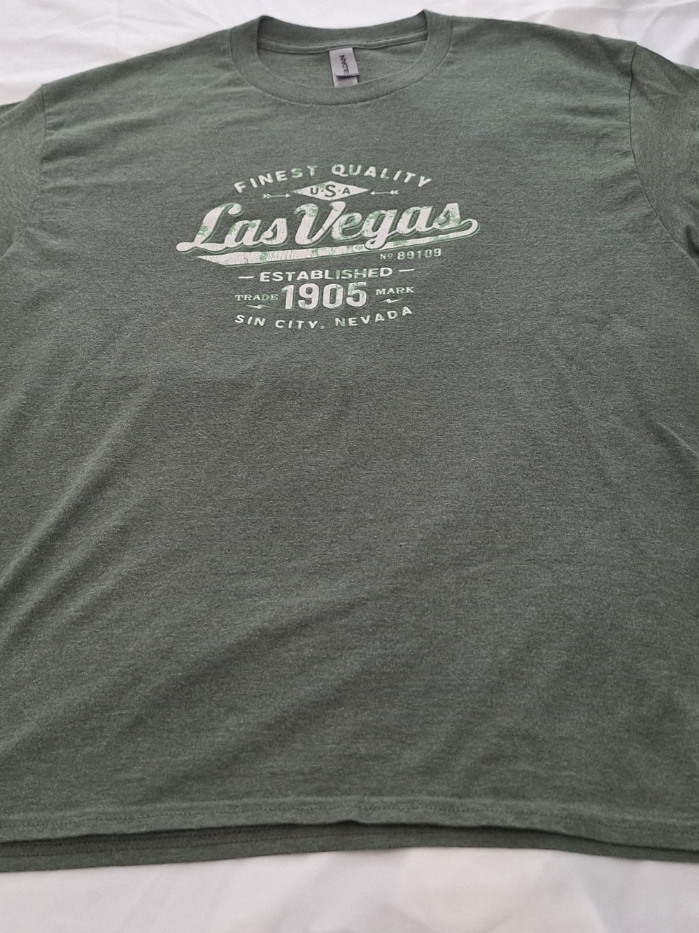 Gildan Heavy Cotton Men’s L Green Las Vegas Graphic Print Crew Neck Tee